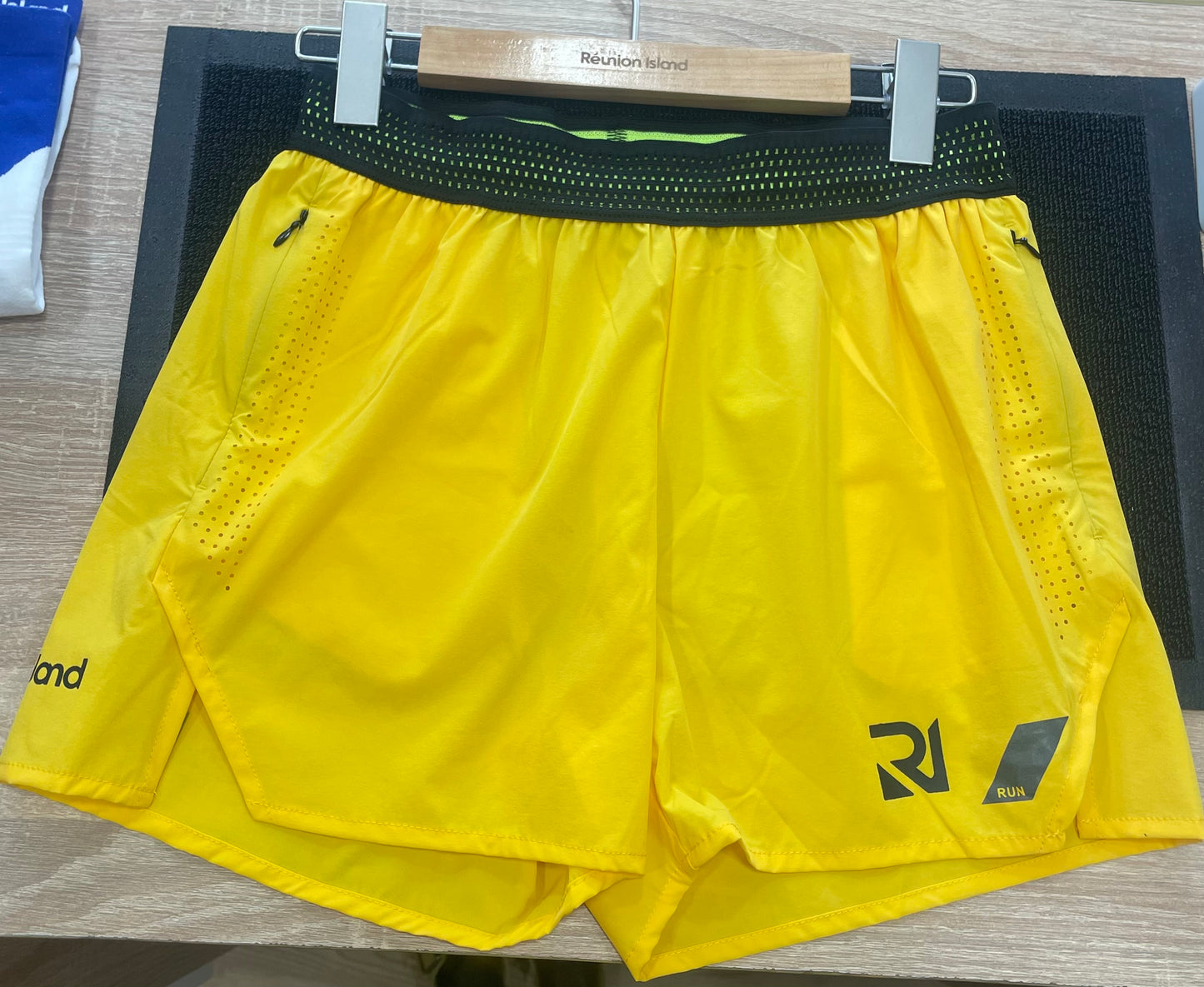 Short jaune